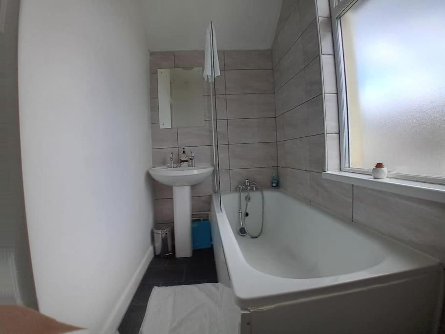 Large Family Home Central Location 3 Double Bedrooms And 1 Single Bedroom Cardiff Exterior photo