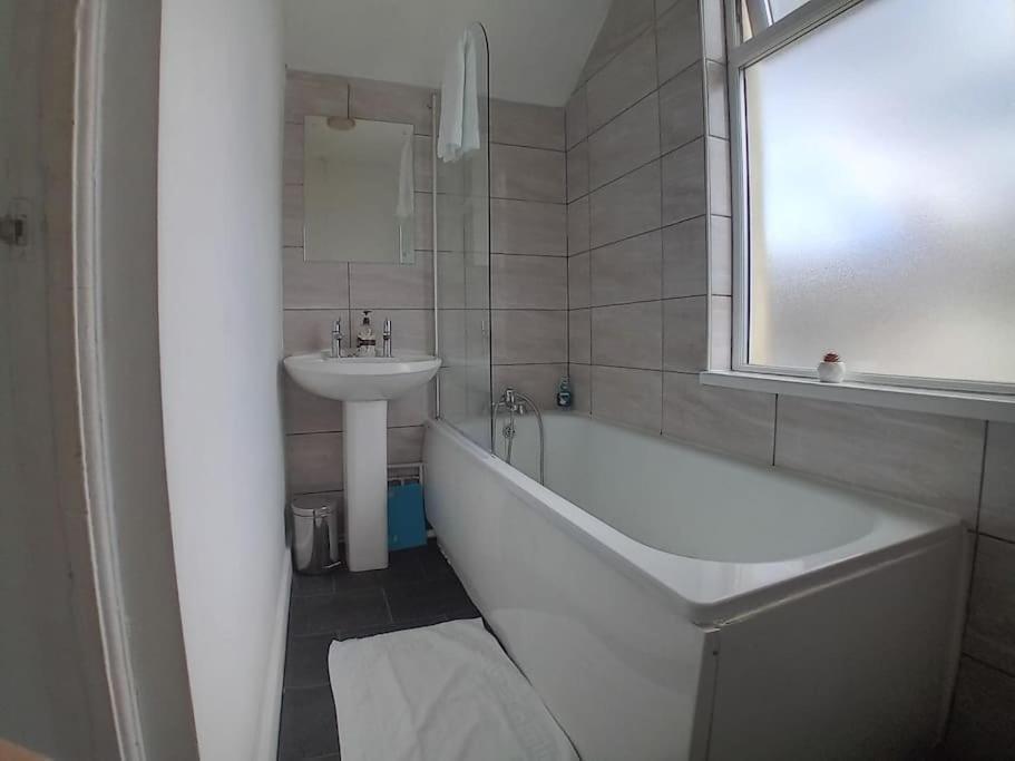 Large Family Home Central Location 3 Double Bedrooms And 1 Single Bedroom Cardiff Exterior photo